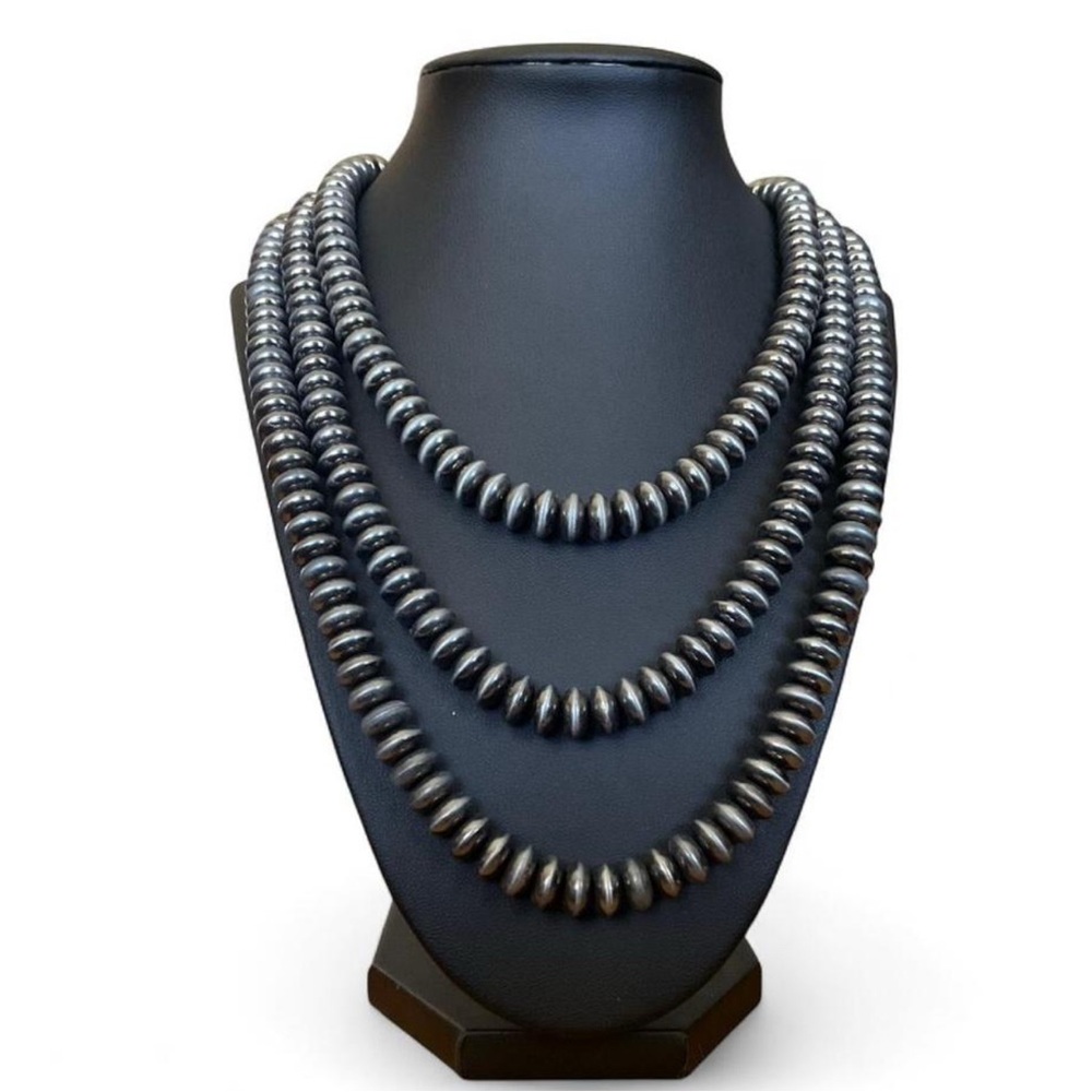 SOLD‼️ Chic Silver Beaded Necklace